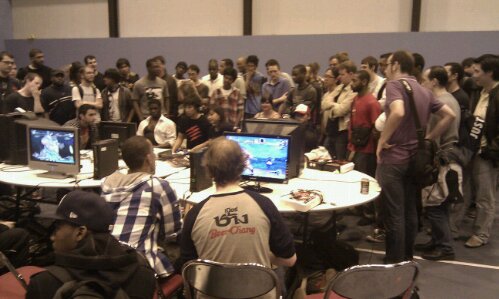 Daigo drawing a crowd at SVB-20x SFIV casuals
